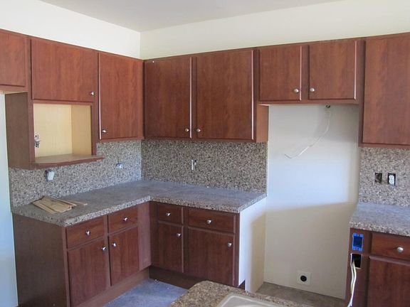 NOTE: Pictures may vary slightly from actual construction.