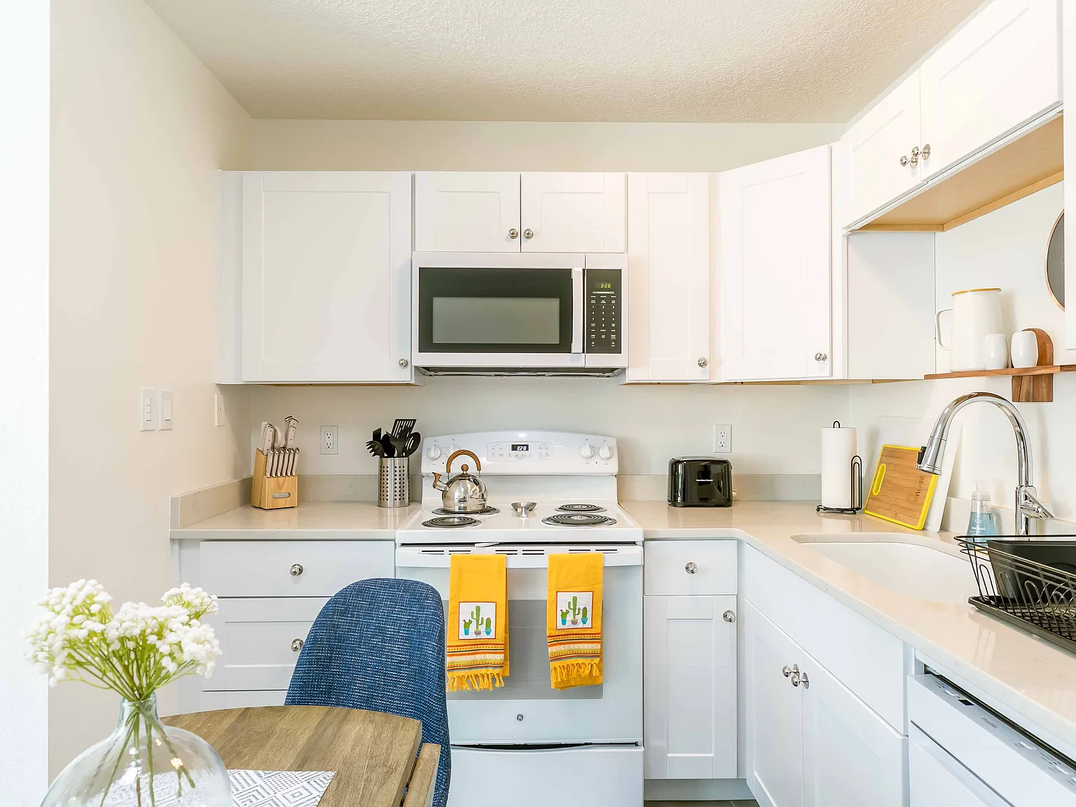 2 bed, 1000 sqft, $1,650 — Photo 2