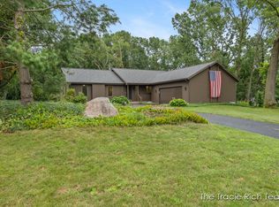 5834 Rollaway Dr NE, Comstock Park, MI 49321