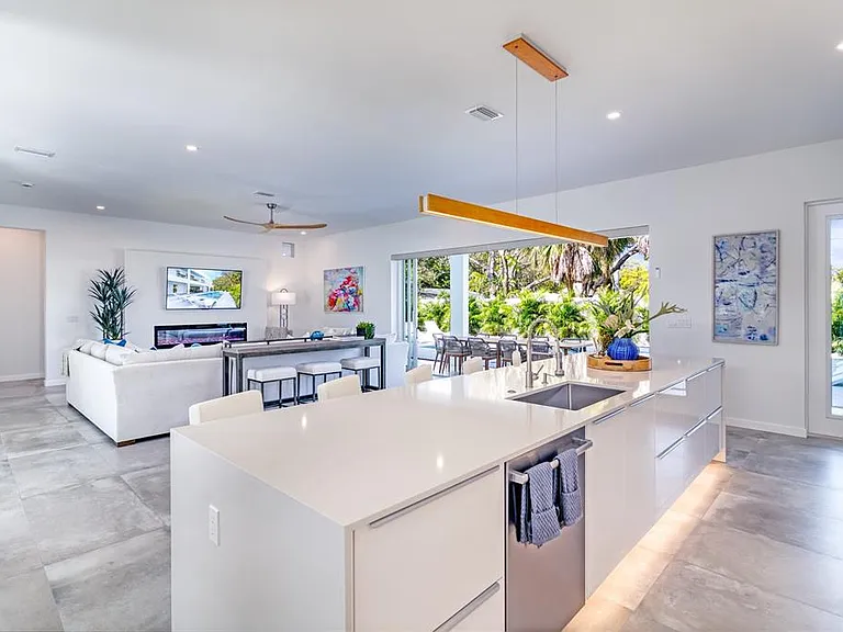 2585 Clematis St — Photo 4