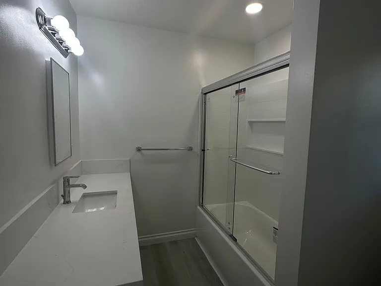 Villa Park Estates Apartments — Photo 12