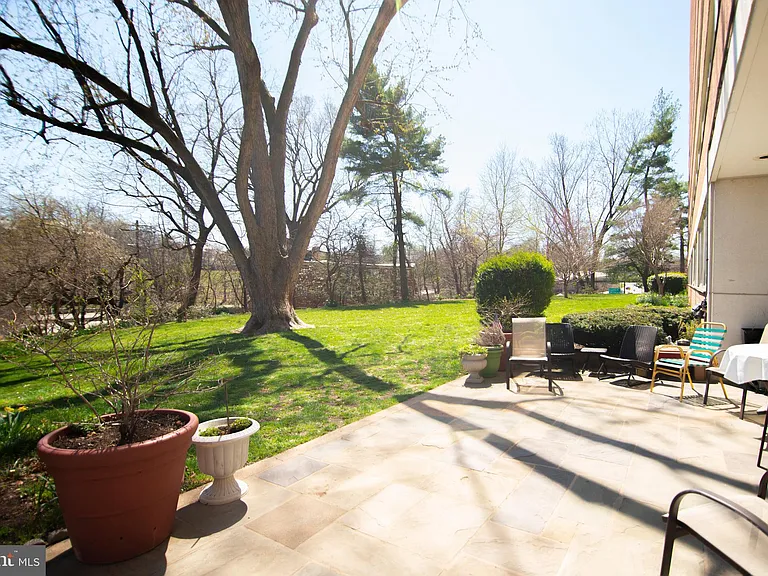 1210 N Taft St #201 — Photo 31