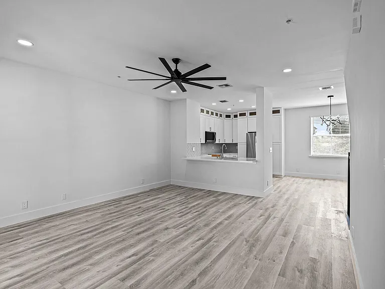 75 NW 4th Ave #75 — Photo 16