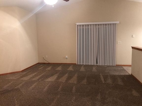 2nd image of 1604 Hickory Ln