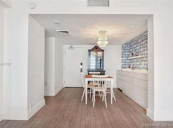 4th image of 1100 West Ave #504