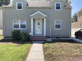 130 Park Ave, Garden City Park, NY 11040