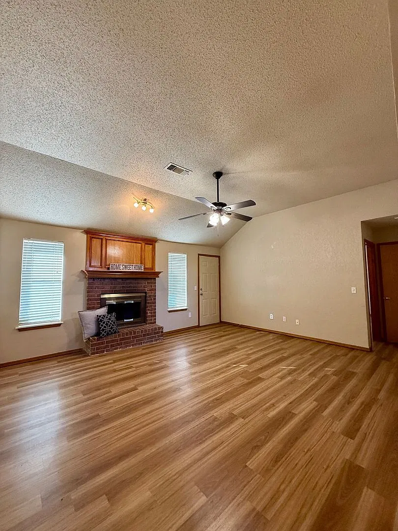 Available Now! Charming Home in East Moore — Photo 3