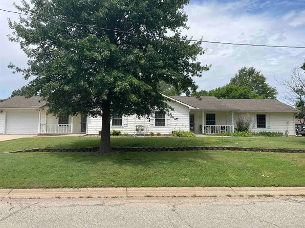 1504 N Stewart St #1502, Wellington, KS 67152