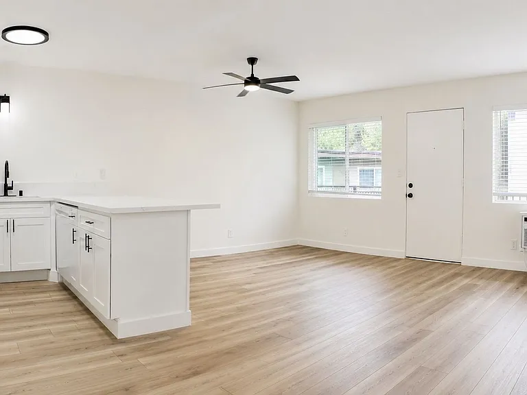 Topanga Apartments — Photo 3