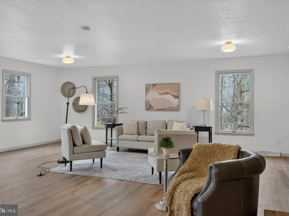 600 Rocky Dr, Boiling Springs, PA 17007