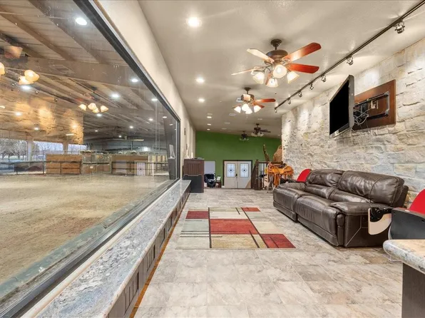 10431 N P St, La Porte, TX 77571