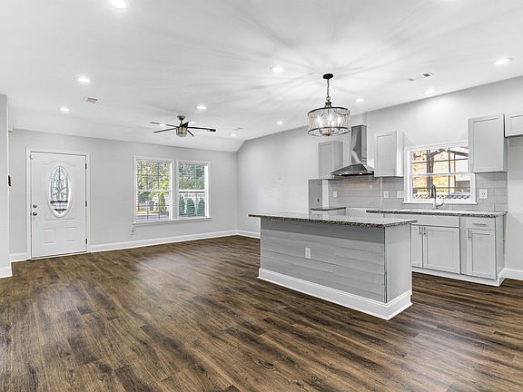 5th image of 3466 Sharpe Ave