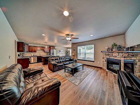 4th image of 1004 Creekside Dr