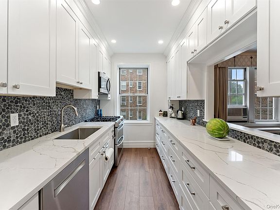 3rd image of 25 Parkview Avenue #3A