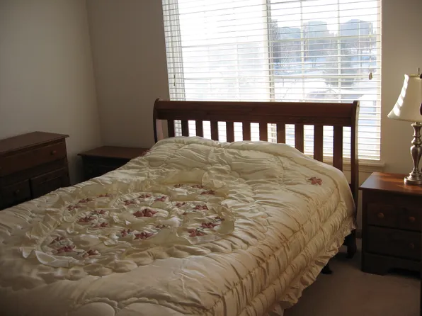 904 Mayfair Ct #2, Elk Grove Village, IL 60007