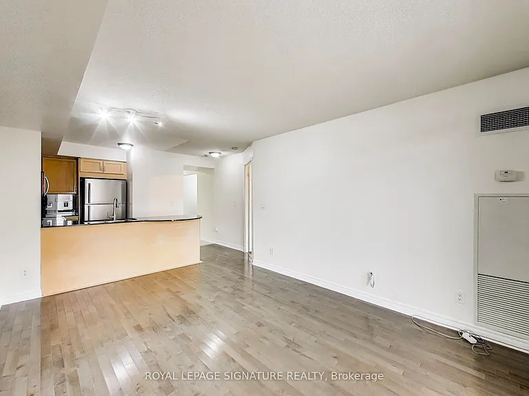 18 Kenaston Gdns #203 — Photo 1