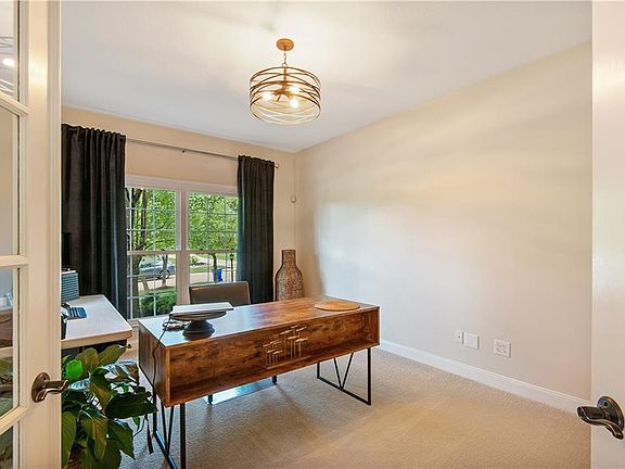 5th image of 215 Beaumont Trl