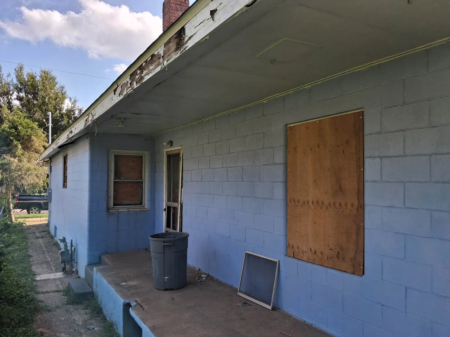 3 bed, 930 sqft, $695 — Photo 2