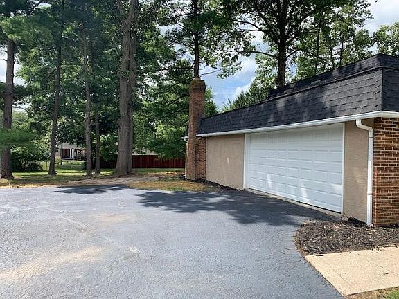 4th image of 215 Old Trail Dr