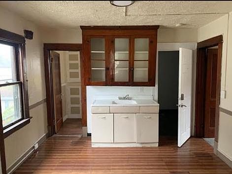 5th image of 2800 E 122nd St