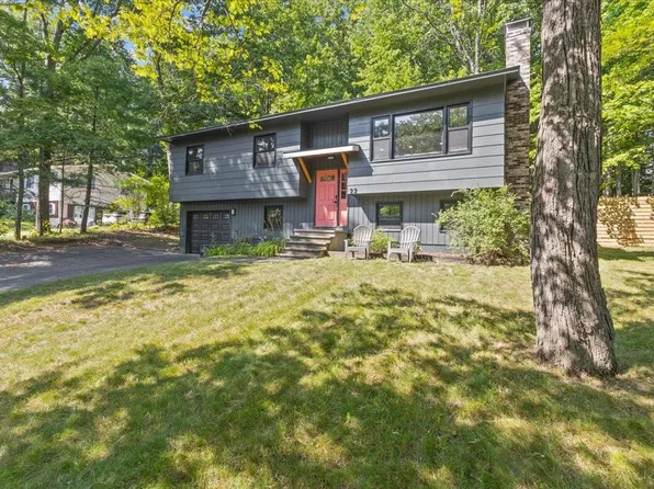 22 Greenbriar Drive, Essex, VT 05452