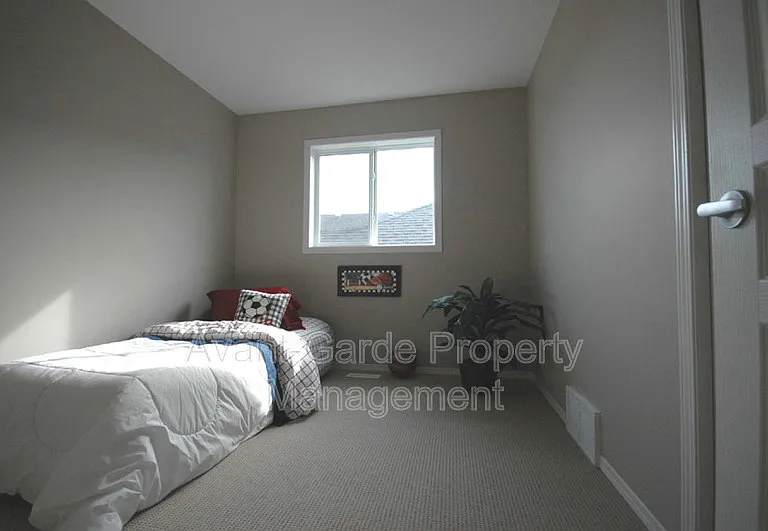 367 Ascott Cres — Photo 13