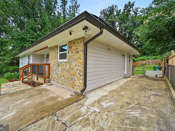 3rd image of 1752 Atherton Dr