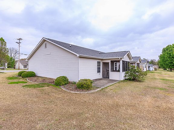 5th image of 32 Flagstone Dr