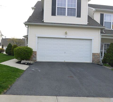 3rd image of 13 Cobblestone Dr