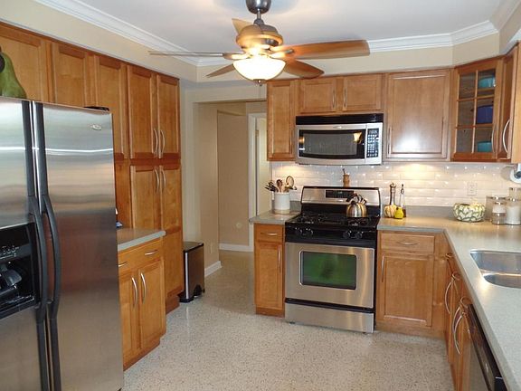 4th image of 1818 Laurel Ln