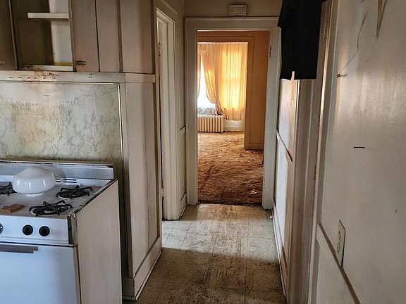 3rd image of 4027 Drummond St