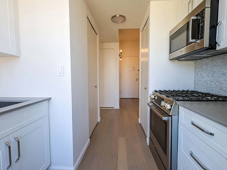 180 W 20th St #16E — Photo 4