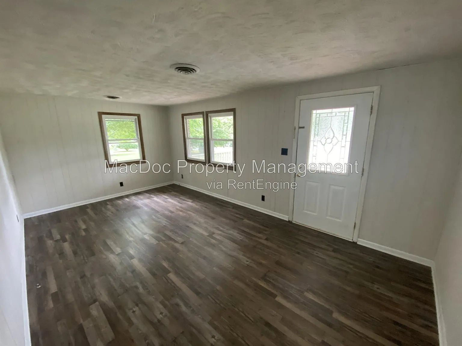 3 bed, 1.0 bath, 1012 sqft, $2,045 — Photo 4