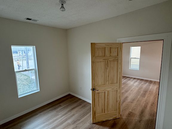 5th image of 318 Clayton St