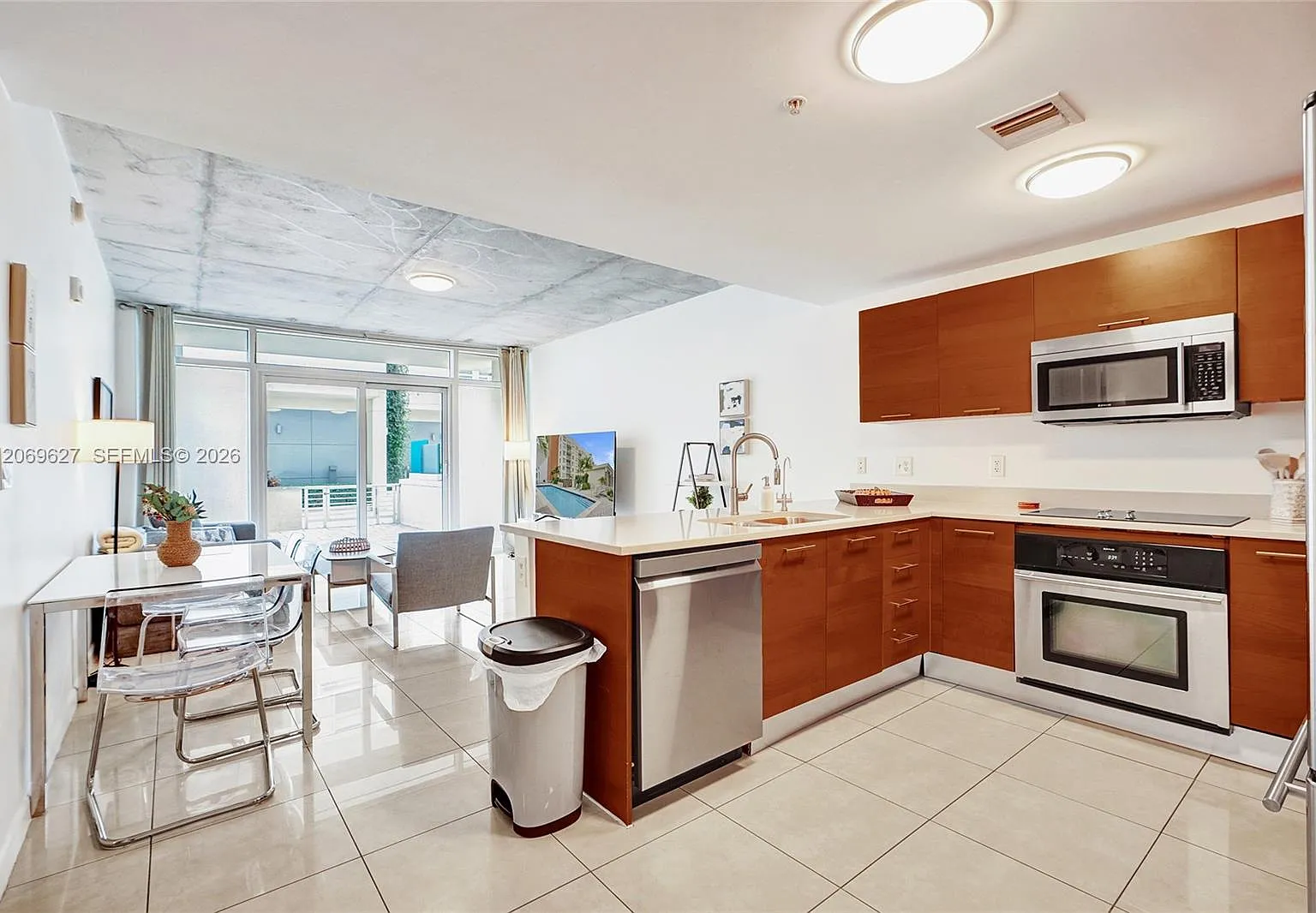 Midblock Miami Condo — Photo 3