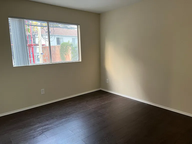 11045 Camarillo St #113 — Photo 13