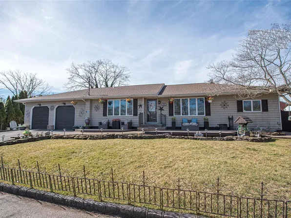 34 Pacific Avenue, East Islip, NY 11730