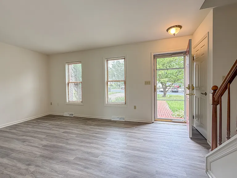 28 Pheasant Ln — Photo 3