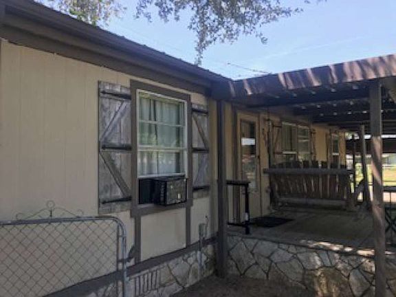 Rock skirting
Covered porch