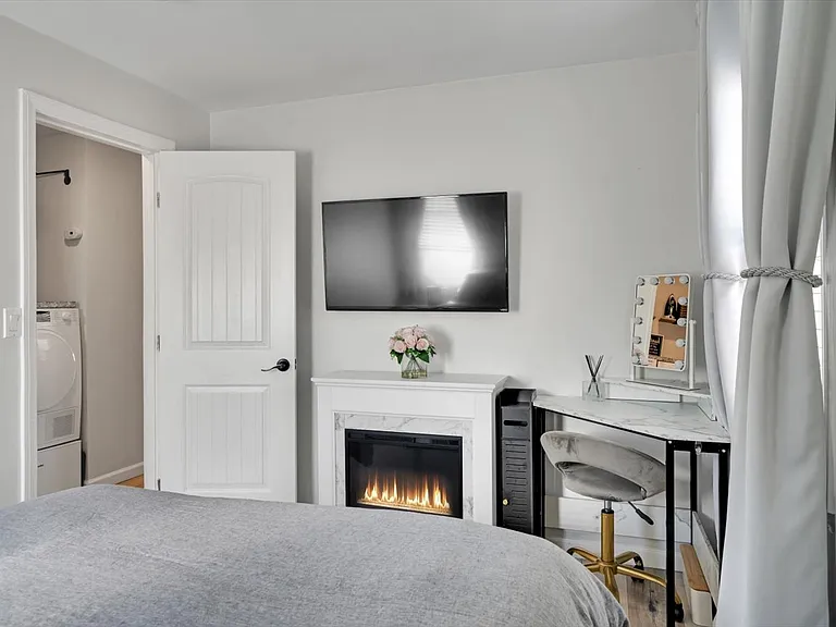 1138 W 52nd St — Photo 22
