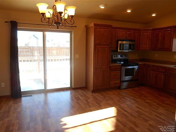 5th image of 704 Honeysuckle Dr