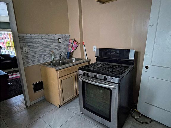4th image of 17336 Waltham St
