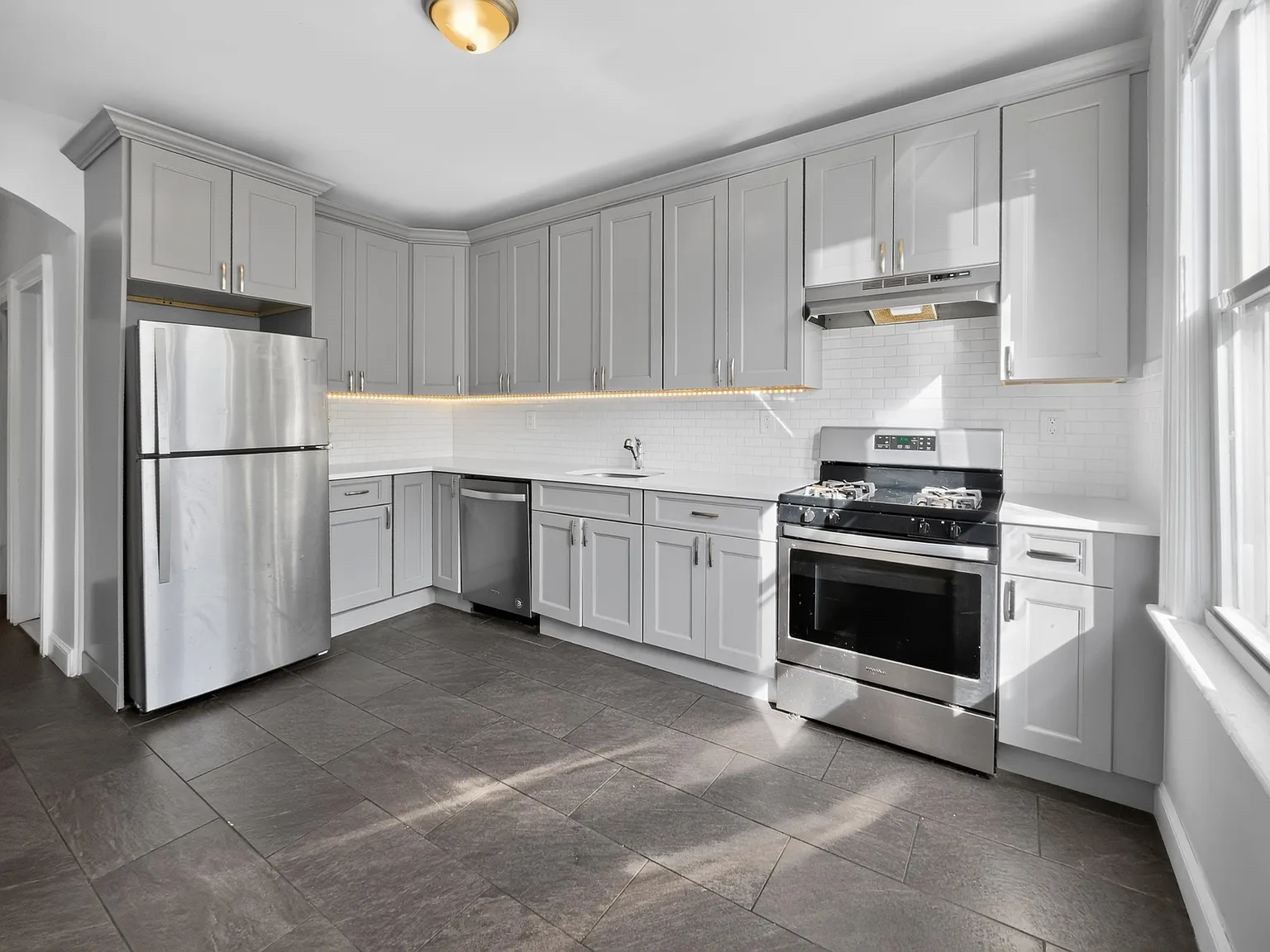 3 bed, 1.0 bath, 1100 sqft, $3,050 — Photo 1