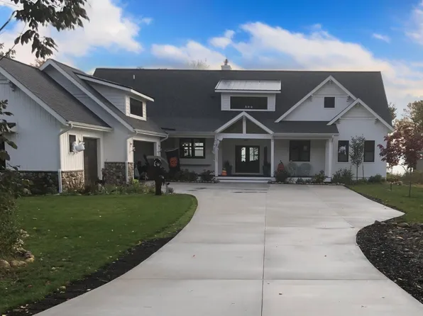 340 N Nanagosa Trl, Suttons Bay, MI 49682