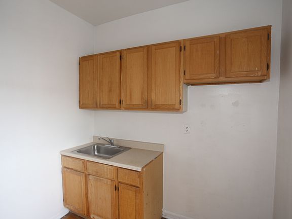 4th image of 723.5 W Barry Ave Unit 3B