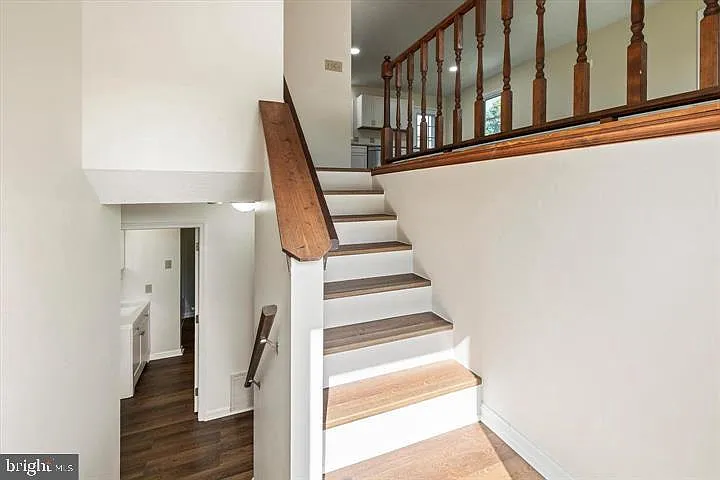 136 Nightingale Ave — Photo 5