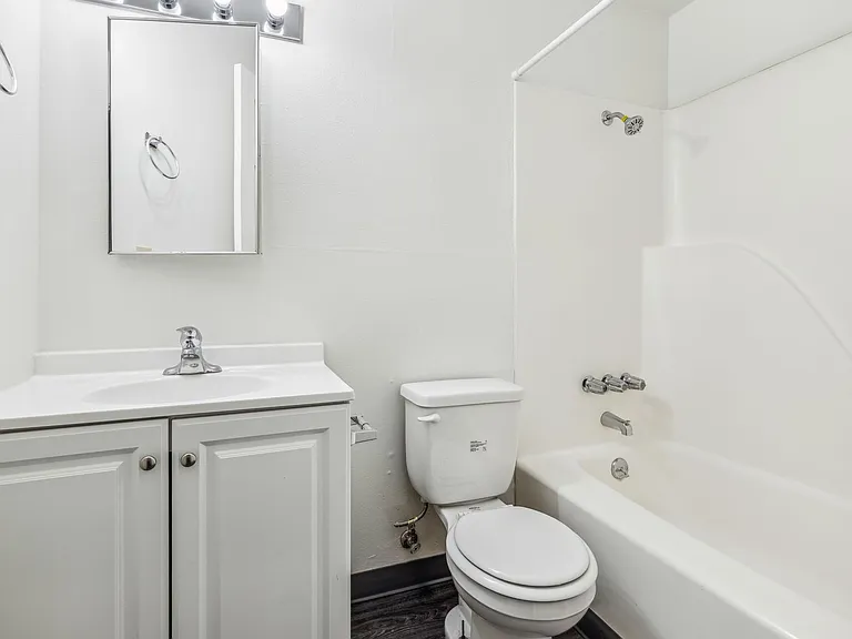 The Oaks Apartments — Photo 11