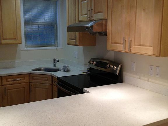 2nd image of 2832 Greenwich St