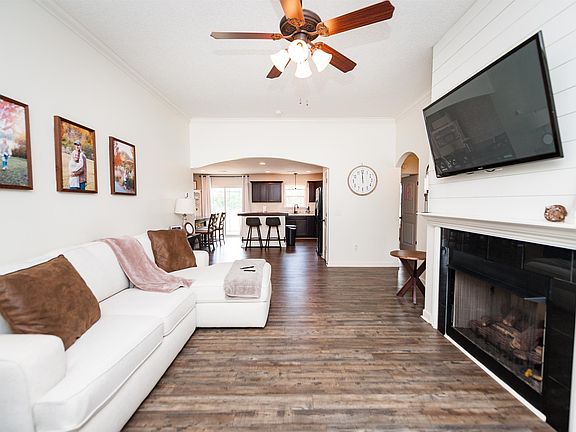 2nd image of 300 Brown Arrow Cir