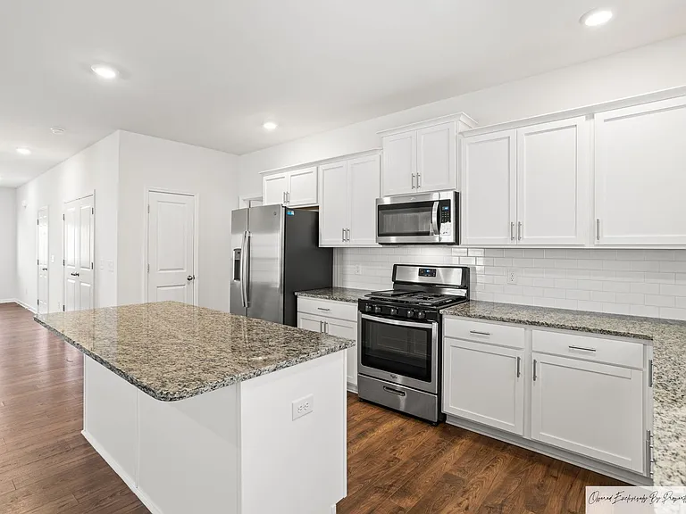 568 Stone Hollow Dr — Photo 8